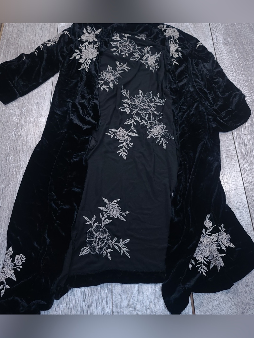 Johnny Was women’s black floral embroidered kimono rare
Size small stunning
